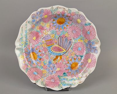 une assiette rose décorée d'un papillon et de fleurs