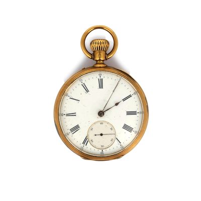 une montre de poche en or avec des chiffres romains sur le cadran
