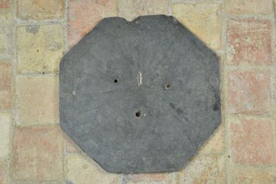 un objet en pierre troué sur le sol