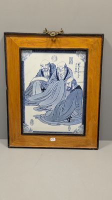 tableau encadré, bleu et blanc, représentant une femme et un enfant dans un paysage