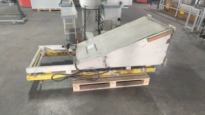 une machine posée sur une palette dans un entrepôt