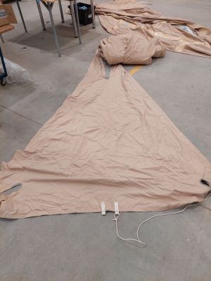 de nombreux morceaux de papier éparpillés sur le sol d'une pièce