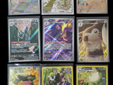 Plusieurs cartes Pokémon sont disposées sur une surface noire