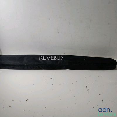 un parapluie noir sur lequel est inscrit le mot « kevebub »