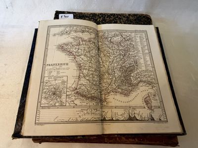 un livre ouvert sur lequel figure une carte de l'Irlande