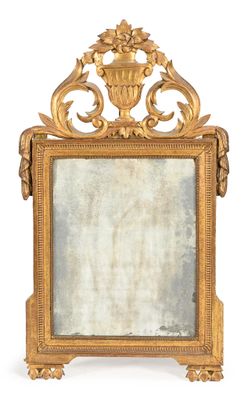 une image d'un miroir avec un cadre doré sur un fond blanc