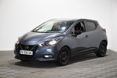 Le nouveau Nissan Micvan est garé dans une pièce au sol carrelé en damier.