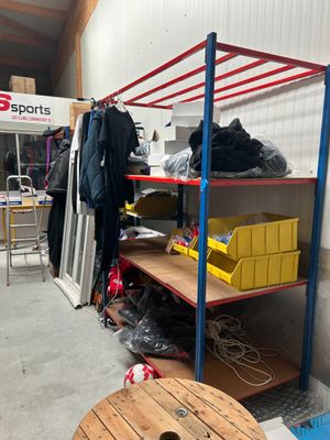 un porte-vêtements sur lequel sont suspendus des vêtements et d'autres objets dans une pièce