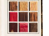 un livre ouvert sur lequel figure une illustration représentant différentes couleurs de bois