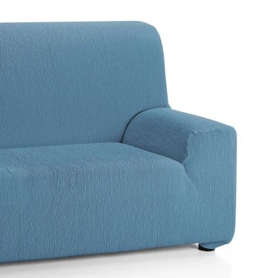 un gros plan d'un canapé bleu sur fond blanc