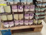 de nombreux types différents de papier toilette empilés sur une palette