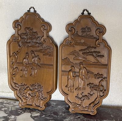 deux plaques en bois qui ont été encastrées dans le mur