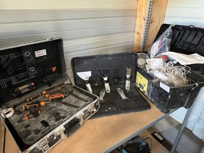 de nombreux outils dans une mallette posée sur une table