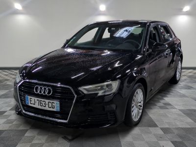 l'audi noire est garée sur le sol en damier d'un garage