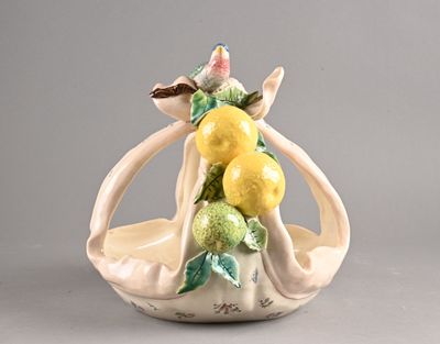 DE BRUYN à Lille Petite coupe panier en faïence fine et barb…