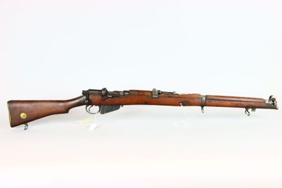 un fusil avec un canon en bois et une bouche en bois
