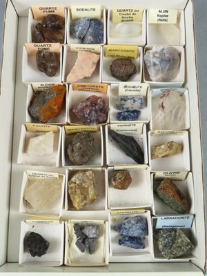 une boîte remplie de différentes sortes de roches et de minéraux