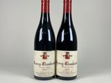 deux bouteilles de vin rouge posées sur une table blanche