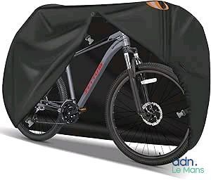 Le vélo est recouvert d'une housse noire pour le protéger du soleil.