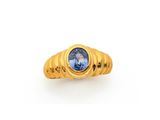 une bague en or sertie d'un saphir bleu au centre