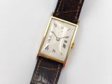 gros plan d'une montre-bracelet avec des chiffres romains