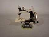 une petite machine à coudre posée sur une table