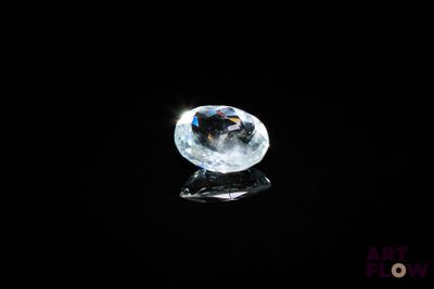 une image représentant une boule de cristal posée sur une surface noire
