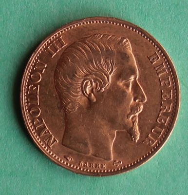 Gros plan sur une pièce de monnaie portant le visage d'un homme