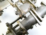 un gros plan d'une structure métallique comportant des tuyaux et des vannes