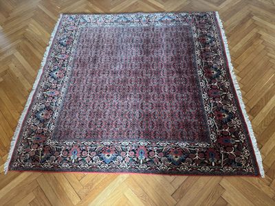 Fin tapis en laine et soie, fond rouge, bordure florale, 200…
