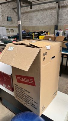 une boîte en carton posée sur un carton dans un entrepôt