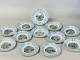 plusieurs assiettes bleues et blanches sur lesquelles figurent l'image d'un homme et d'une femme