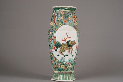 CHINE. Vase en porcelaine famille verte.