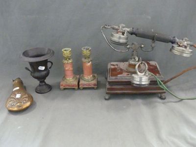 un grand nombre d'objets posés sur une table