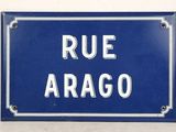 a blue sign that says rue arago on it
