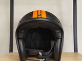 un casque posé sur une étagère