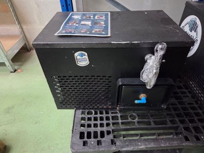 l'image d'une machine posée sur une table