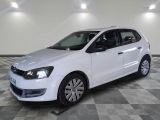 la volkswagen polo blanche est garée sur un carrelage à carreaux