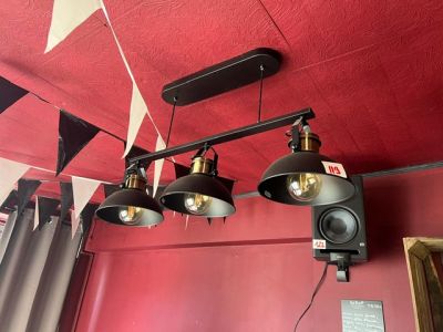 trois lampes suspendues au plafond d'un restaurant