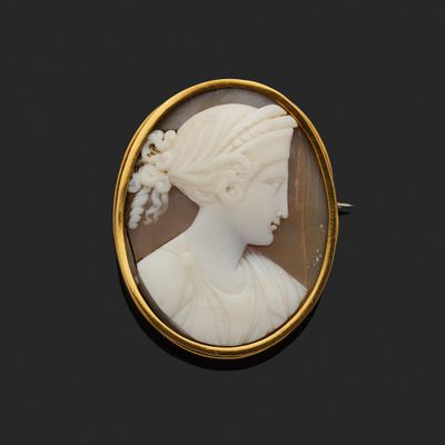 une broche en coquillage sculpté représentant le profil d'une femme