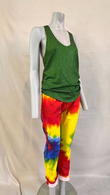 un pantalon et un débardeur tie-dye aux couleurs de l'arc-en-ciel, présentés sur un mannequin