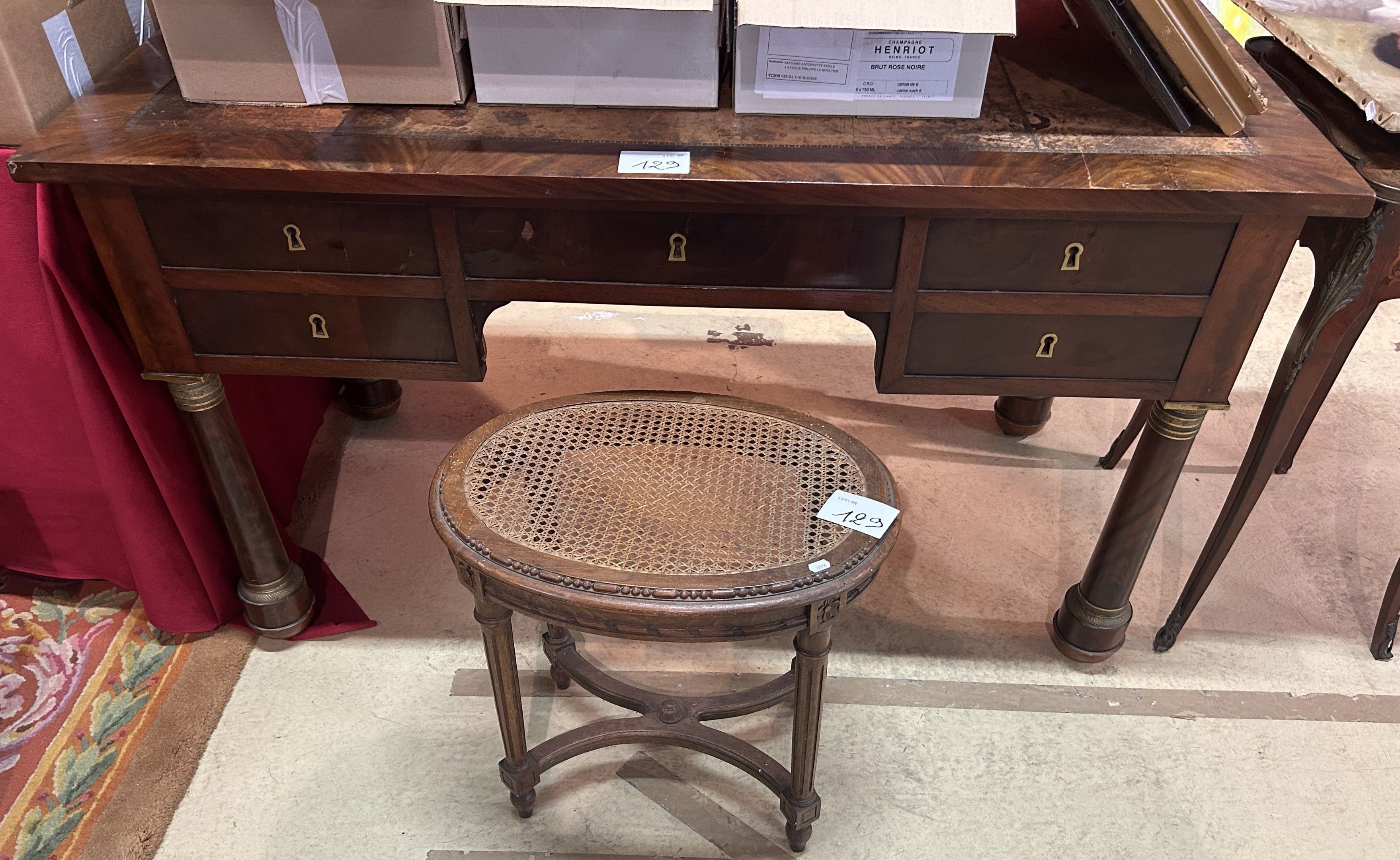 BUREAU en bois et placage d'acajou, pieds colonne de style E…