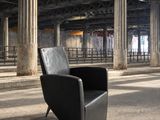 une chaise qui se trouve dans une grande pièce