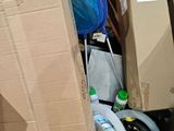 une pile de boîtes et d'autres objets dans une pièce