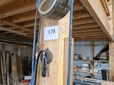 une image d'un garage avec beaucoup d'outils