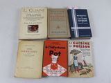 plusieurs livres sont alignés sur une surface blanche