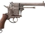 un vieux fusil avec une poignée en bois sur fond blanc