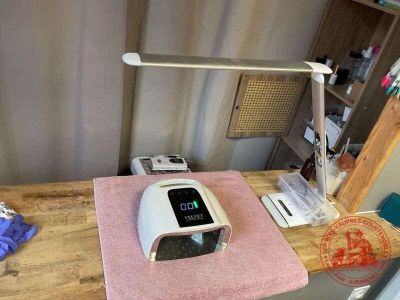 un bureau sur lequel se trouvent un ordinateur et une lampe
