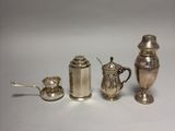 trois objets en métal argenté, à savoir une cafetière, une cuillère et un sucrier