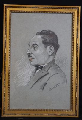 un dessin représentant un homme en costume et nœud papillon, dans un cadre doré